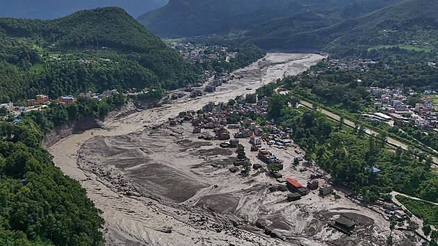 Počet mrtvých po ničivé povodni v Nepálu stoupl na 734, uvedly úřady