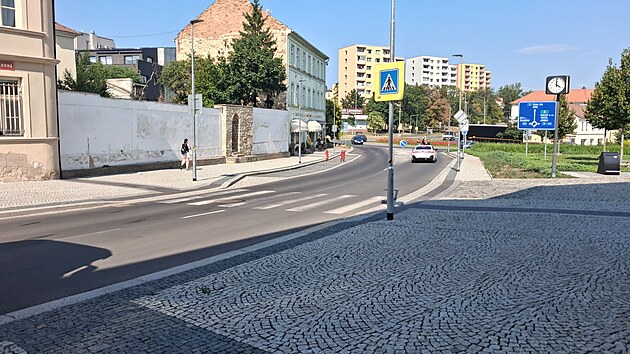 Doln� ��st Dlouh� ulice v Litom��ic�ch, kter� u� je v nov�m kab�t�. (srpen 2026)