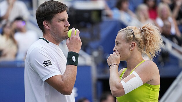 Henry Patten a Kate�ina Siniakov� b�hem osmifin�le sm�en� �ty�hry na US Open