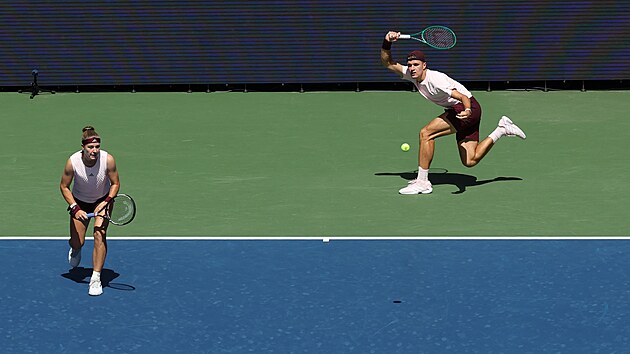 Jakub Men��k zahr�v� m��ek v z�pasu prvn�ho kola sm�en� �ty�hry na US Open,...