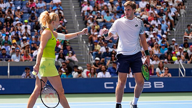 Kate�ina Siniakov� se raduje z vyhran�ho bodu b�hem �tvrtfin�le mixu na US Open.