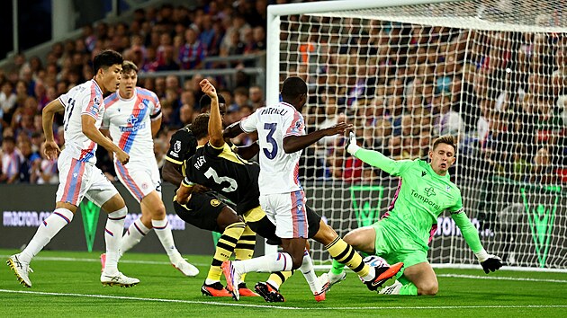 Dean Henderso� z Crystal Palace zasahuje v z�pase s Manchesterem City.