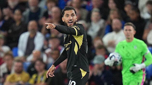 Rayan Cherki z Manchesteru City gestikuluje b�hem z�pasu s Crystal Palace.