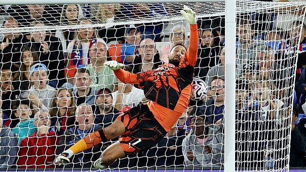 Gianluigi Donnarumma nedos�hl na p��m� kop dom�c�ho Pina.