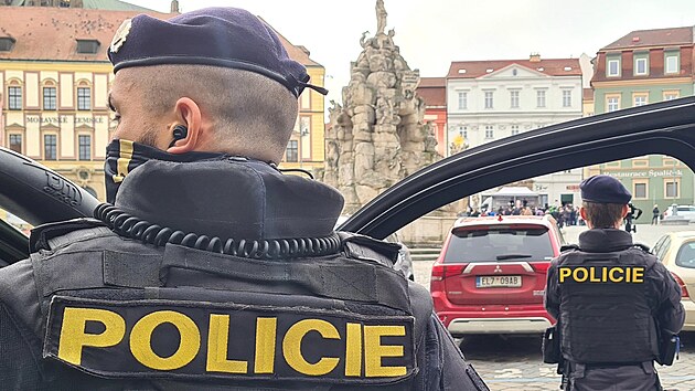 Policie před fotbalem řešila v centru Brna hromadnou rvačku stovky chuligánů