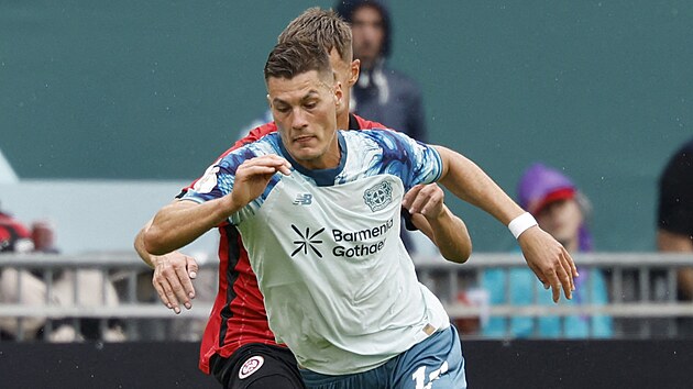 �to�n�k Patrik Schick z Leverkusenu b�hem utk�n� N�meck�ho poh�ru proti t�mu Wehen Wiesbaden