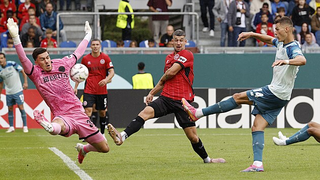 �to�n�k Patrik Schick z Leverkusenu sk�ruje v utk�n� N�meck�ho poh�ru proti t�mu Wehen Wiesbaden.
