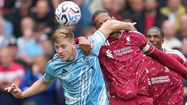 Liam Delap z Nottinghamu si pom�h� rukama v souboji s Virgilem van Dijkem z Liverpoolu.