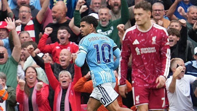 Nottinghamsk� z�lo�n�k Morgan Gibbs-White se raduje z g�lu v utk�n� proti Liverpoolu.
