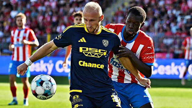 Zl�nsk� obr�nce Milo� Kope�n� (vlevo) a Amadou Dante z brn�nsk� Zbrojovky