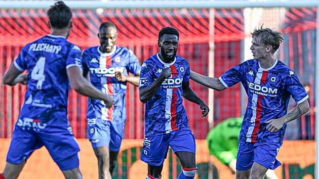 Fotbalist� brn�nsk�ho Artisu se raduj� z g�lu, kter� vst�elil Alexis Alegue.