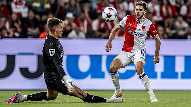 Brank�� Tom� Fr�hwald z Bohemians likviduje st�elu Danijela �turma ze Slavie.
