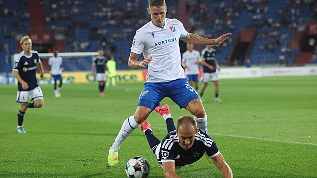 Olomouck� obr�nce Anton Ekeroth pad� v souboji s Michalem Koh�tem z Ban�ku.