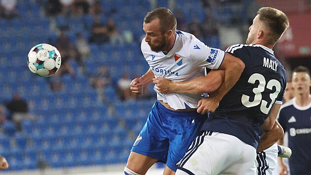 Ostravsk� �to�n�k V�clav Jure�ka (vlevo) se sna�� ust�t souboj s Mat��em Mal�m z Olomouce.