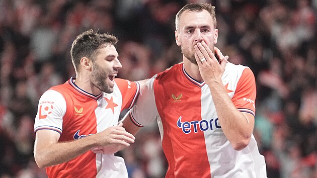 Sl�vistick� �to�n�k Tom� Chor� (vpravo) slav� vst�elen� g�l s Danijelem �turmem.