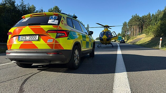 V�n� nehoda osobn�ho auta zkomplikovala provoz na d�lnici D3 nedaleko sjezdu na Planou nad Lu�nic�, kv�li z�sahu z�chran��� a p�ist�n� vrtuln�ku policist� ��st d�lnice do�asn� uzav�eli. (23. srpna 2026)