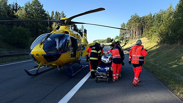 V�n� nehoda osobn�ho auta zkomplikovala provoz na d�lnici D3 nedaleko sjezdu na Planou nad Lu�nic�, kv�li z�sahu z�chran��� a p�ist�n� vrtuln�ku policist� ��st d�lnice do�asn� uzav�eli. (23. srpna 2026)