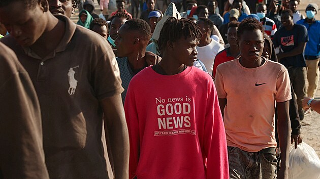 Migranti opou�t�jí provizorní tábo�i�t� na plá�i a mí�í do p�íst�e�k� z�ízených...