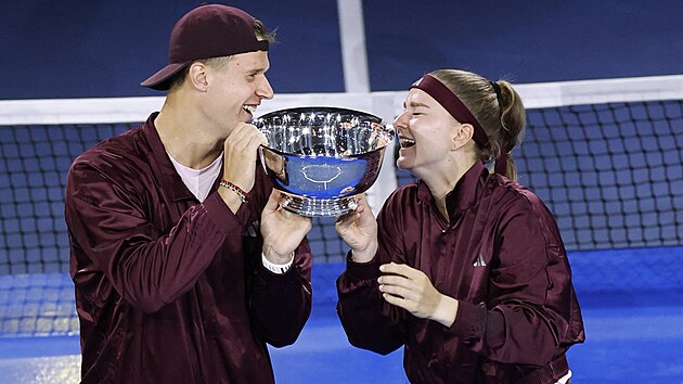 Jakub Men��k a Karol�na Muchov� s trofej� pro �ampiony sm�en� �ty�hry na US Open.