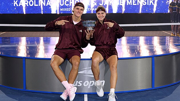 Jakub Men��k a Karol�na Muchov� s trofej� pro �ampiony sm�en� �ty�hry na US Open