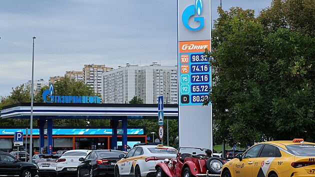 V Moskv� se kv�li palivov� krizi op�t tvo�� dlouh� kolony u �erpac�ch stanice. (21. srpna 2026)