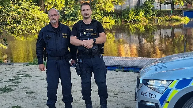 Strakoni�t� policist� Jan Srb (vpravo) a Petr Chaloupka zachr�nili top�c� se �enu v Otav�.
