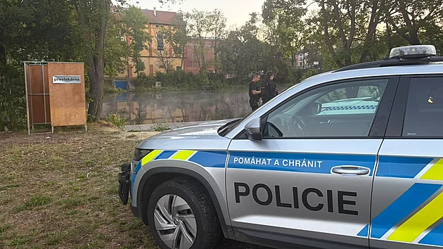 Strakoni�t� policist� Jan Srb a Petr Chaloupka zachr�nili �enu, kter� se topila v Otav�. (23. srpna 2026)