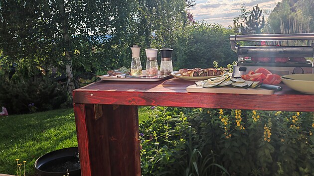 Zahradn� kuchyn�, kter� pan� domu dop��v� v�ce pobytu venku na zahrad�.