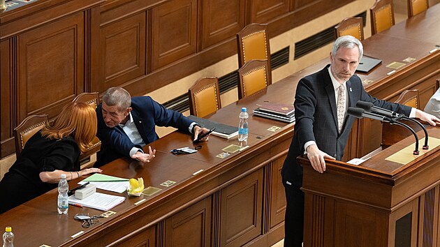 Pir�t Zden�k H�ib ve Sn�movn�, za n�m premi�r Andrej Babi� s ministryn� financ� Alenou Schillerovou (25. srpna 2026)