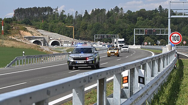 �editelstv� silnic a d�lnic zprovoznilo krom� tunelu Homole p�es �est kilometr� dlouh� d�lni�n� �sek D35 mezi Ostrovem a Vysok�m M�tem. (21. srpna 2026)