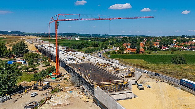Stavba d�lni�n�ho �seku mezi D�b�novem a Litomy�l� (20. srpna 2026)