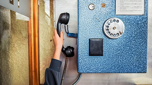 V Retroautomuzeu ve Strnadicích mají funk�ní telefonní budku. Za p�tika�ku si...