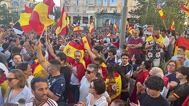 Demonstranti m�vaj� �pan�lsk�mi vlajkami b�hem demonstrace na protest proti migra�n� krizi v Ceut�. (26. srpna 2026)