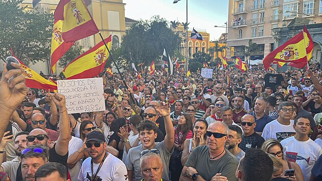 Demonstranti m�vaj� �pan�lsk�mi vlajkami b�hem demonstrace na protest proti migra�n� krizi v Ceut�. (26. srpna 2026)