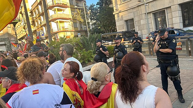 Demonstrace v Ceut� proti masov�mu p��livu migrant�. (26. srpna 2026)