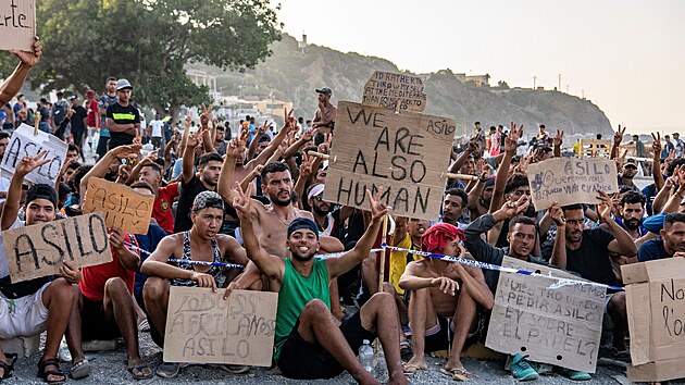 ���dn� azyl, ��dn� j�dlo,� protestovali migranti v Ceut�. (17. srpna 2026)