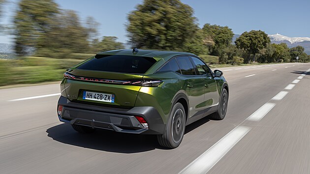 Peugeot 408: auto, kter� se nechce vej�t do jedn� �katulky.