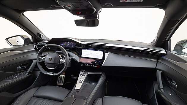 Peugeot 408: auto, kter� se nechce vej�t do jedn� �katulky.