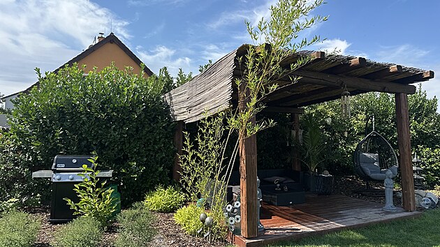 Pergola je příjemným útočištěm i za horkých letních dnů. Gril je umístěn...