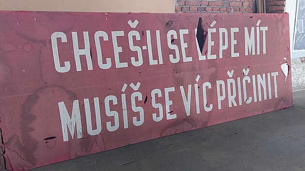 V expozici jsou vid�t propagandistick� hesla z 50. let.