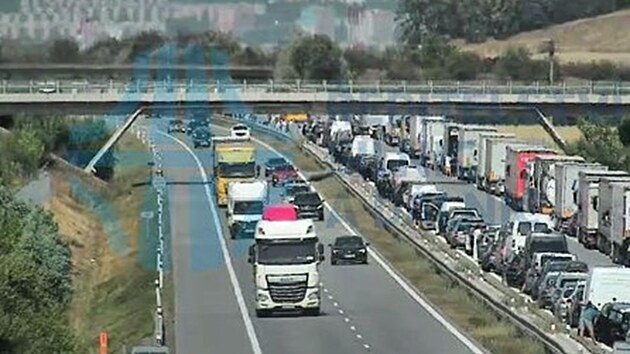 D2 ve směru na Brno stojí. Bouralo osobní auto a náklaďák