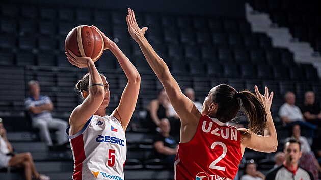 �esk� basketbalistka Nat�lie Stoupalov� st��l� na tureck� ko�.