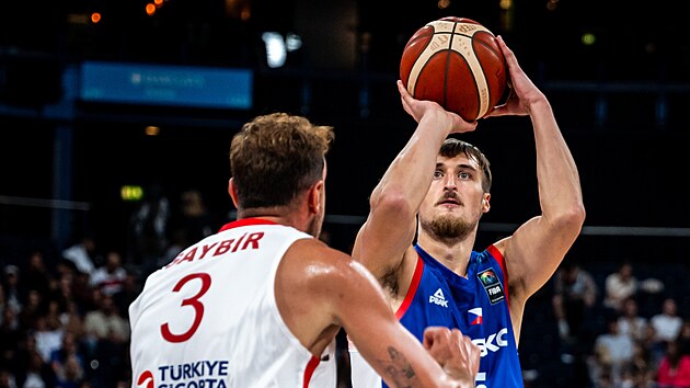 �esk� basketbalista Jan Z�dek zakon�uje v z�pase s Tureckem.