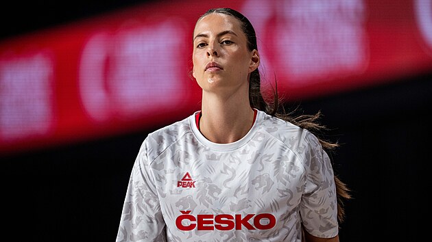 �esk� basketbalistka Nat�lie Stoupalov� se p�ipravuje na z�pas.