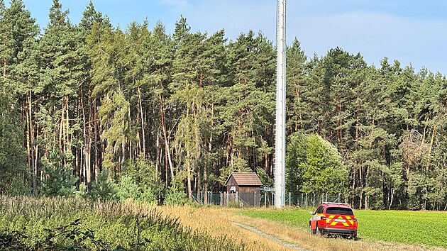 Mu� vylezl u Horn� B��zy na Plze�sku na vys�la� a vyhro�oval, �e sko�� dol�. Policejn� vyjednava� s n�m mluvil t�m�� 11 hodin. (25. srpna 2026)