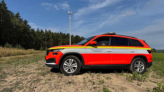 Mu� vylezl u Horn� B��zy na Plze�sku na vys�la� a vyhro�oval, �e sko�� dol�. Policejn� vyjednava� s n�m mluvil t�m�� 11 hodin. (25. srpna 2026)