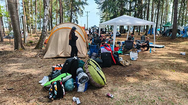 N�kolik lid� si rozlo�ilo u Hada�ky stany a p�espali v nich. T�ili se na Hip Hop Kemp, organiz�tor akci ale na posledn� chv�li zru�il. (21. srpna 2026)