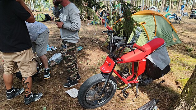 N�kolik lid� si rozlo�ilo u Hada�ky stany a p�espali v nich. T�ili se na Hip Hop Kemp, organiz�tor akci ale na posledn� chv�li zru�il. (21. srpna 2026)