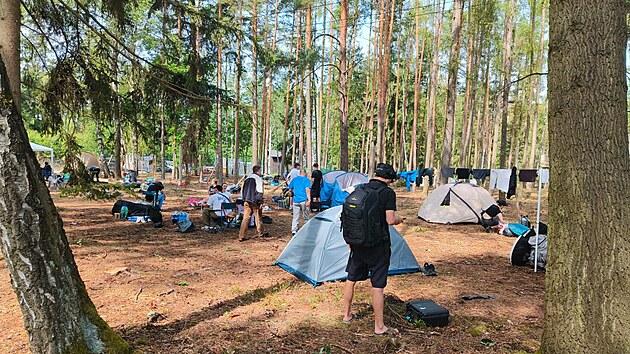 N�kolik lid� si rozlo�ilo u Hada�ky stany a p�espali v nich. T�ili se na Hip Hop Kemp, organiz�tor akci ale na posledn� chv�li zru�il. (21. srpna 2026)