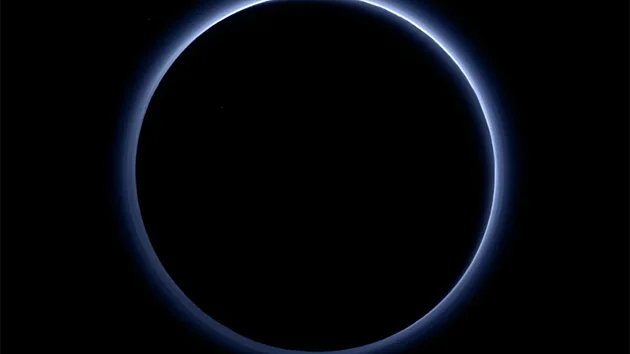 Vrstva oparu na Plutu na sn�mku po��zen�m sondou New Horizons odhaluje jeho modrou barvu.